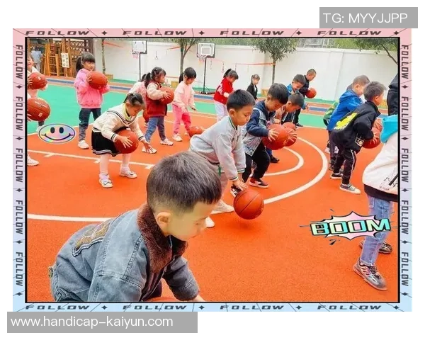 小孩在阳光下快乐地玩耍篮球展现童年无忧无虑的快乐时光 小孩在阳光下快乐地玩耍篮球展现童年无忧无虑的快乐时光